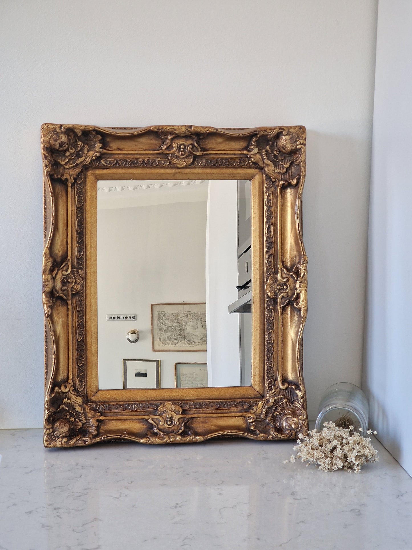 Kaunis antiikkinen peili pramealla kehyksellä