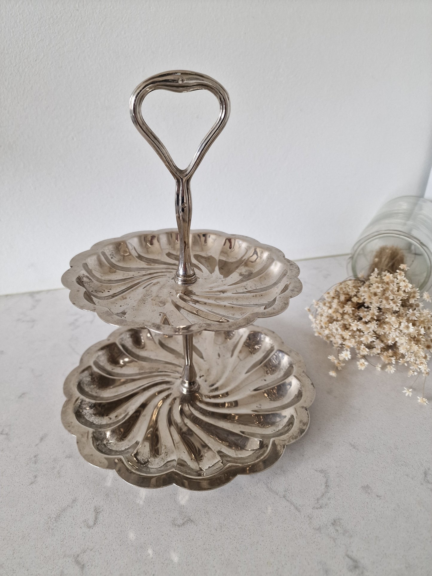 Vanha hopeoitu kerrostarjoiluvati