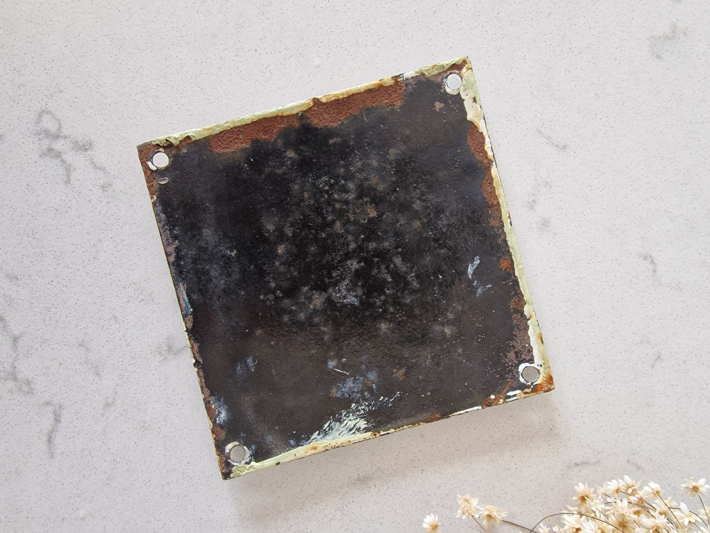 Patinoitunut vanha emalinumero 18