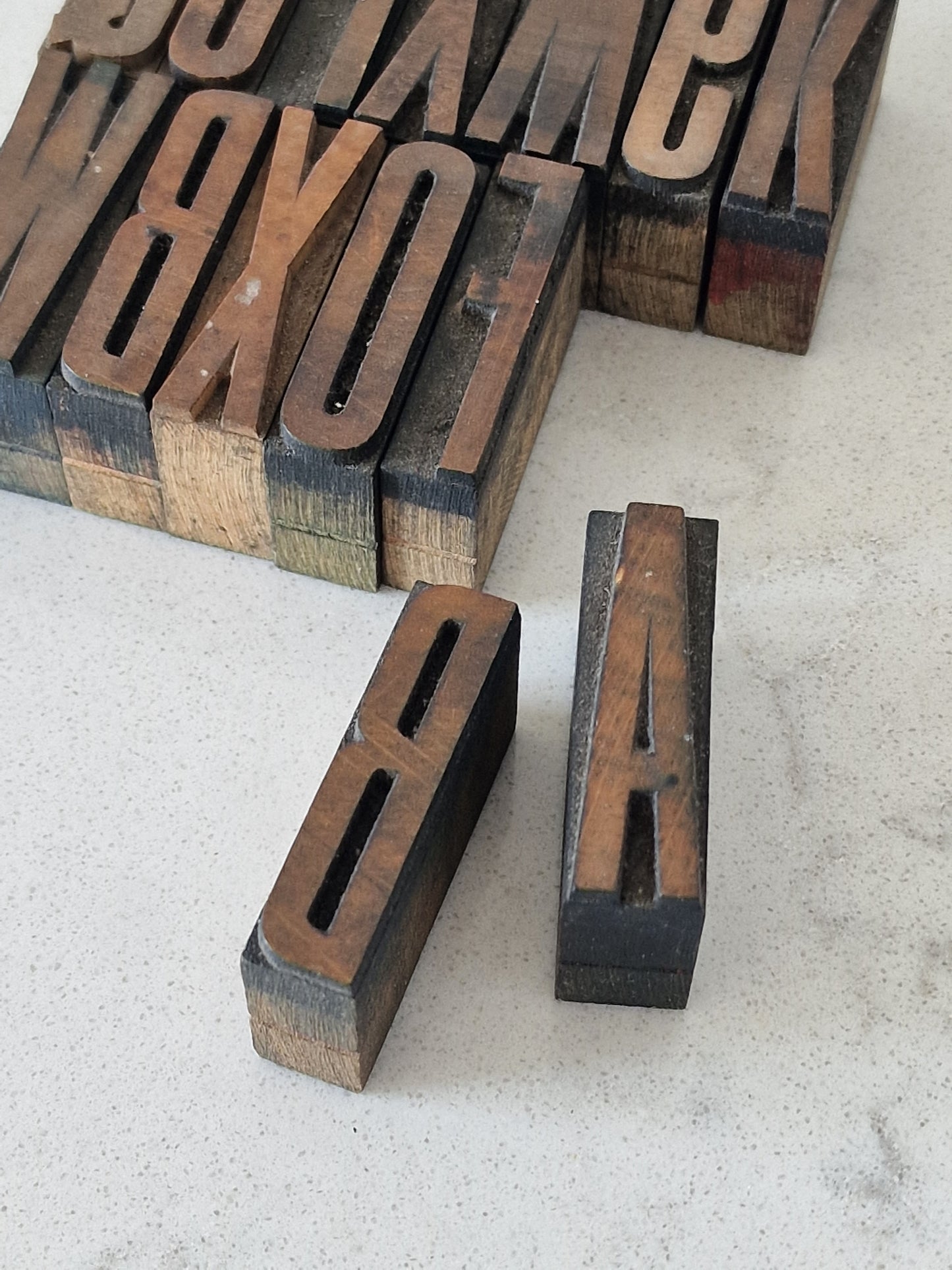 Setti puisia painokirjaimia/kirjakkeita 14 kpl