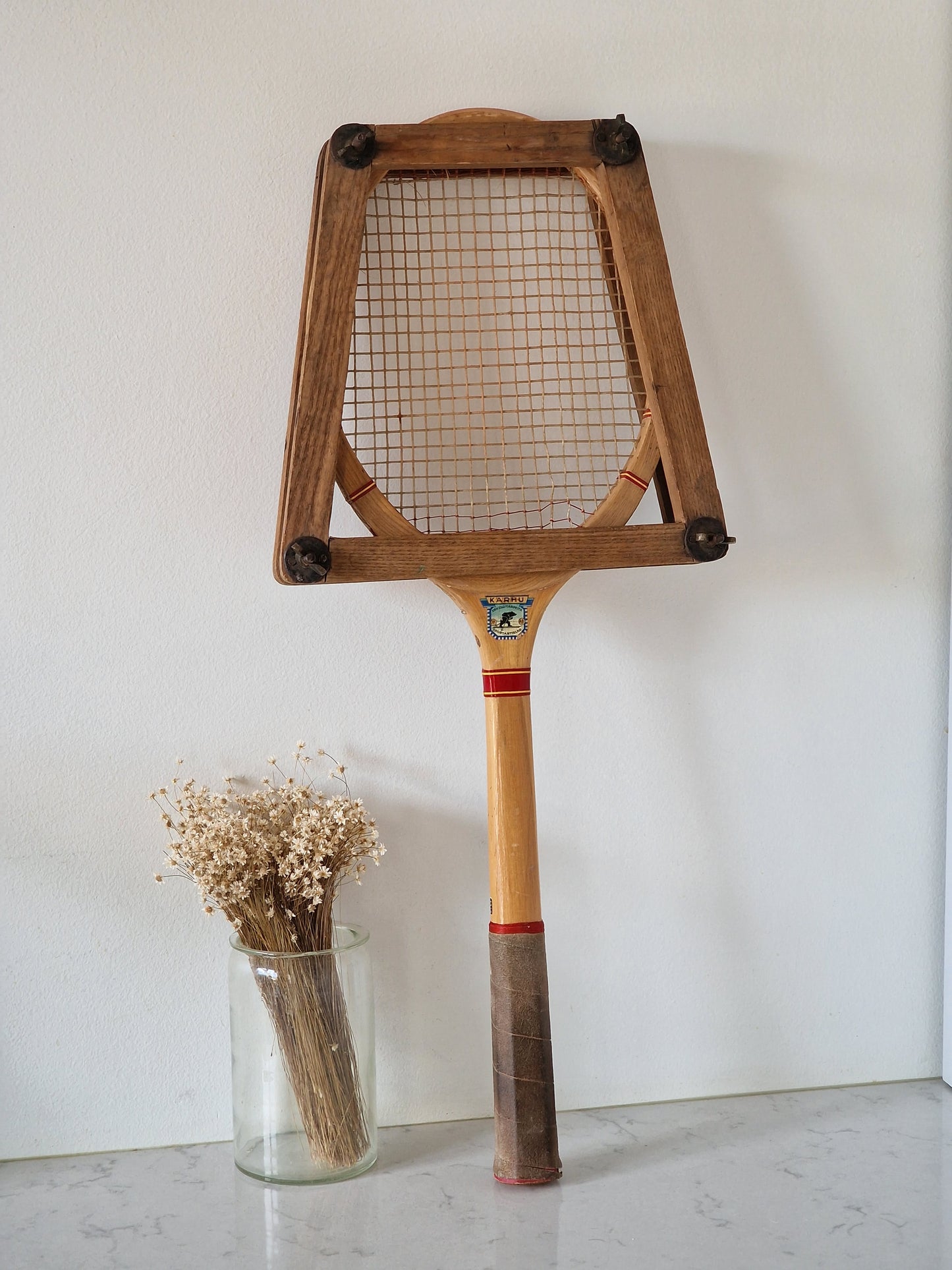 Vanha tennismaila kehikossa