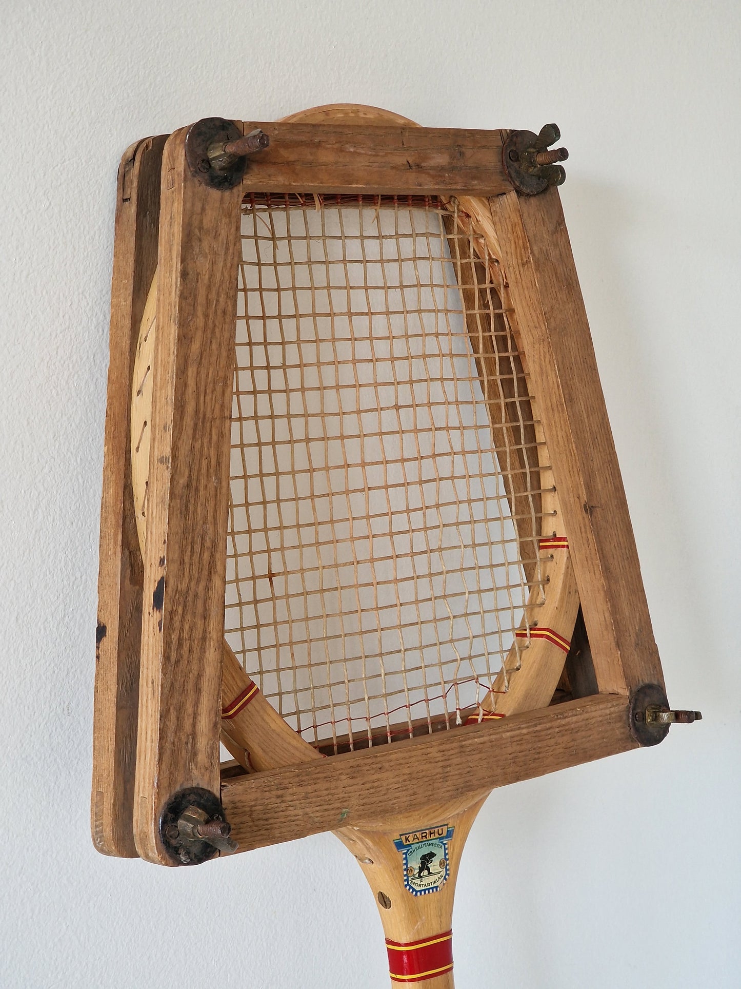 Vanha tennismaila kehikossa