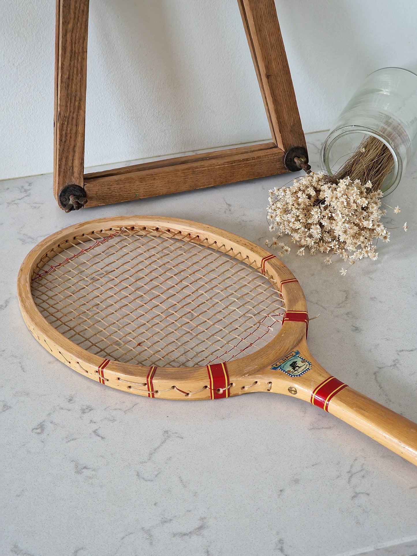 Vanha tennismaila kehikossa