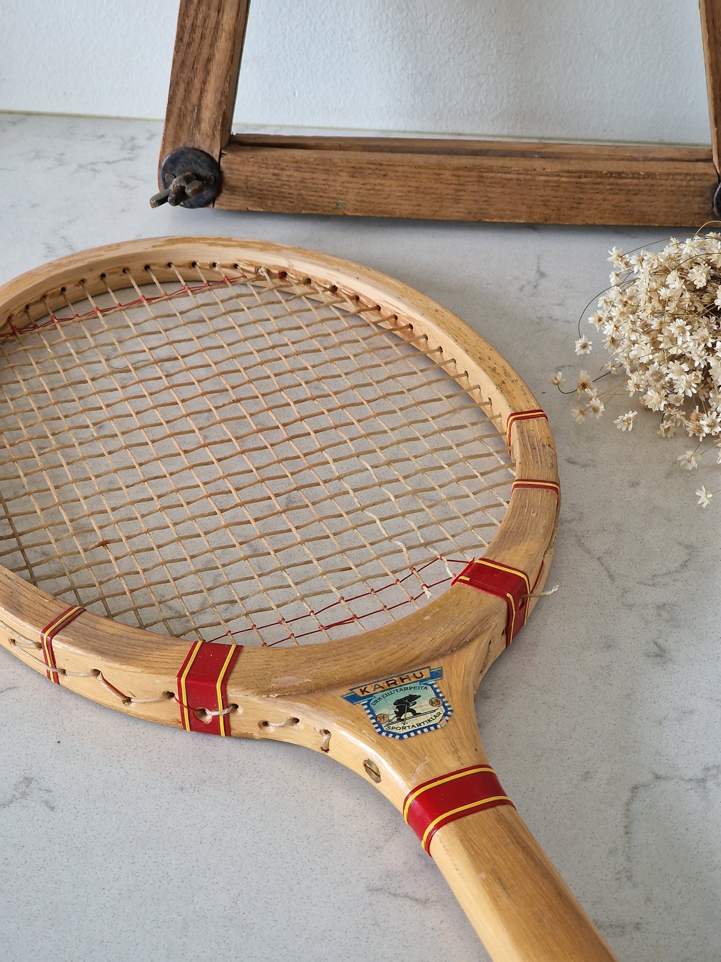 Vanha tennismaila kehikossa