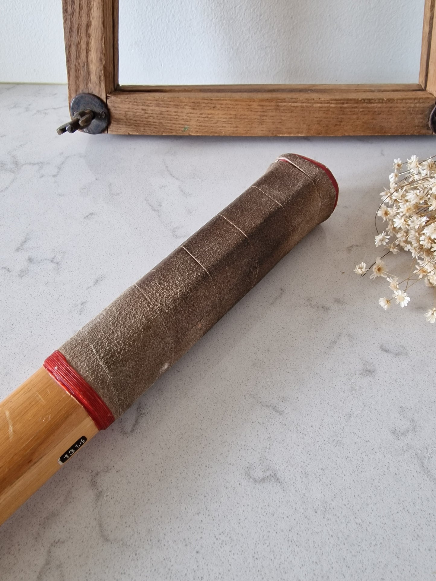 Vanha tennismaila kehikossa