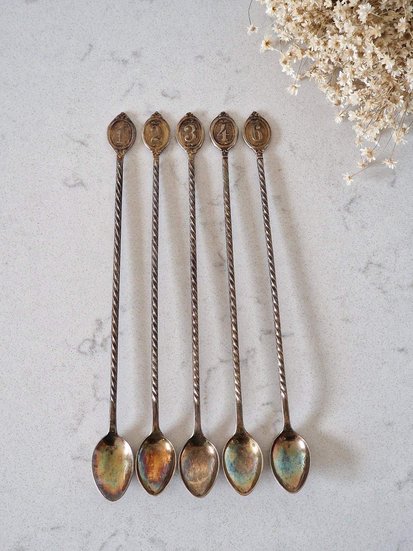 antiikkiset numeroidut drinkkilusikat