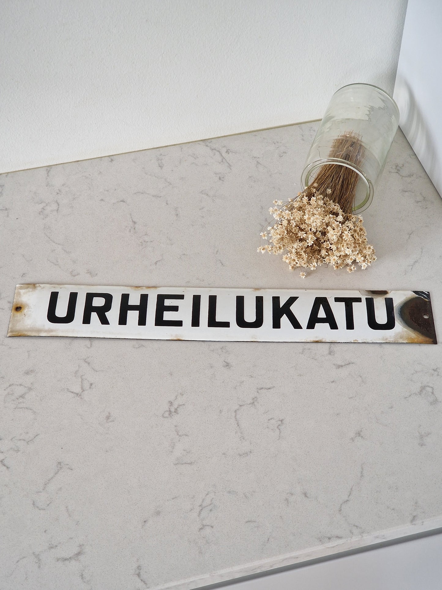 Kaunis vanha emalinen tiekyltti