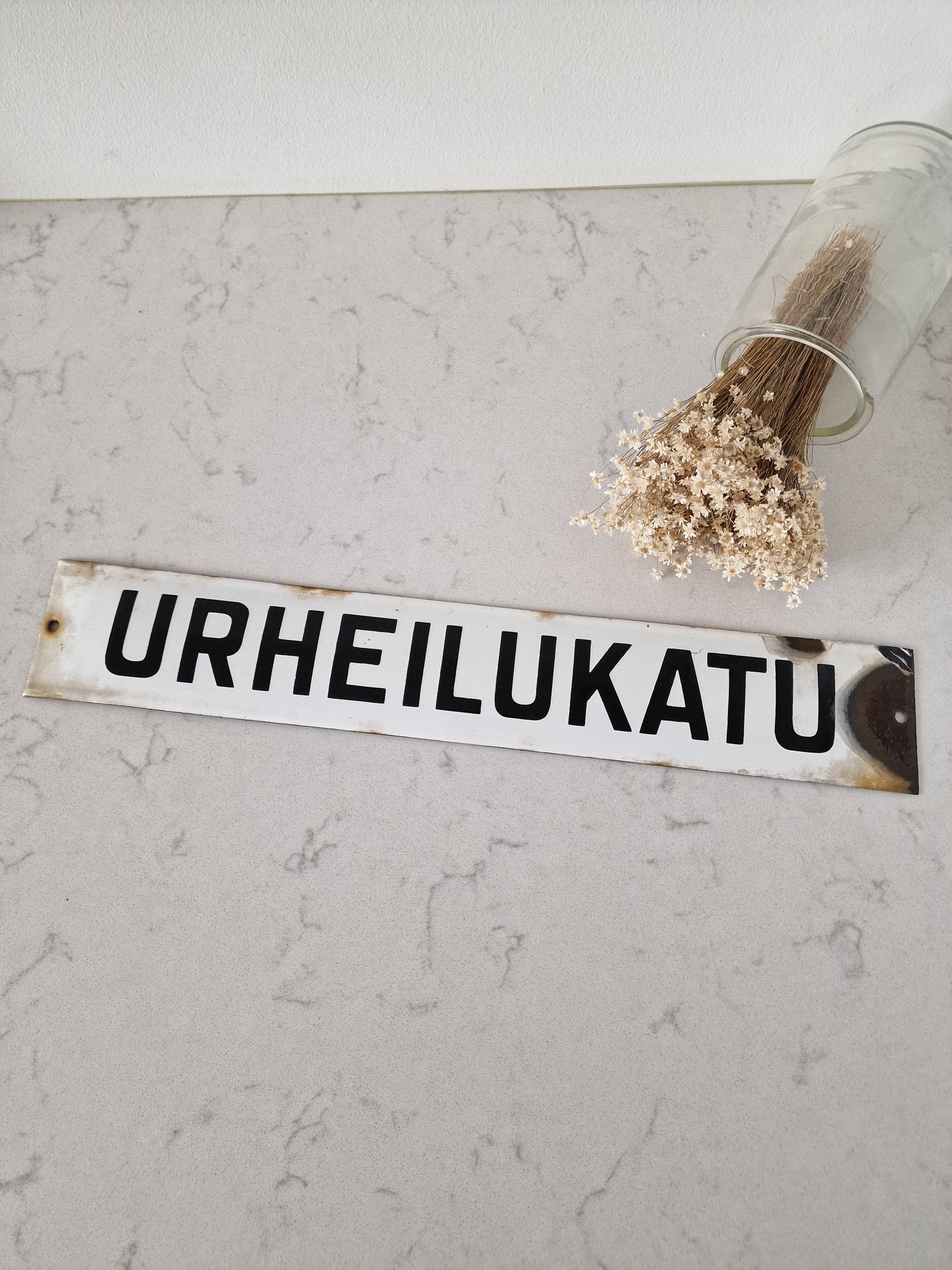 vanha emalikyltti, jonka pinnassa kaunista patinaa