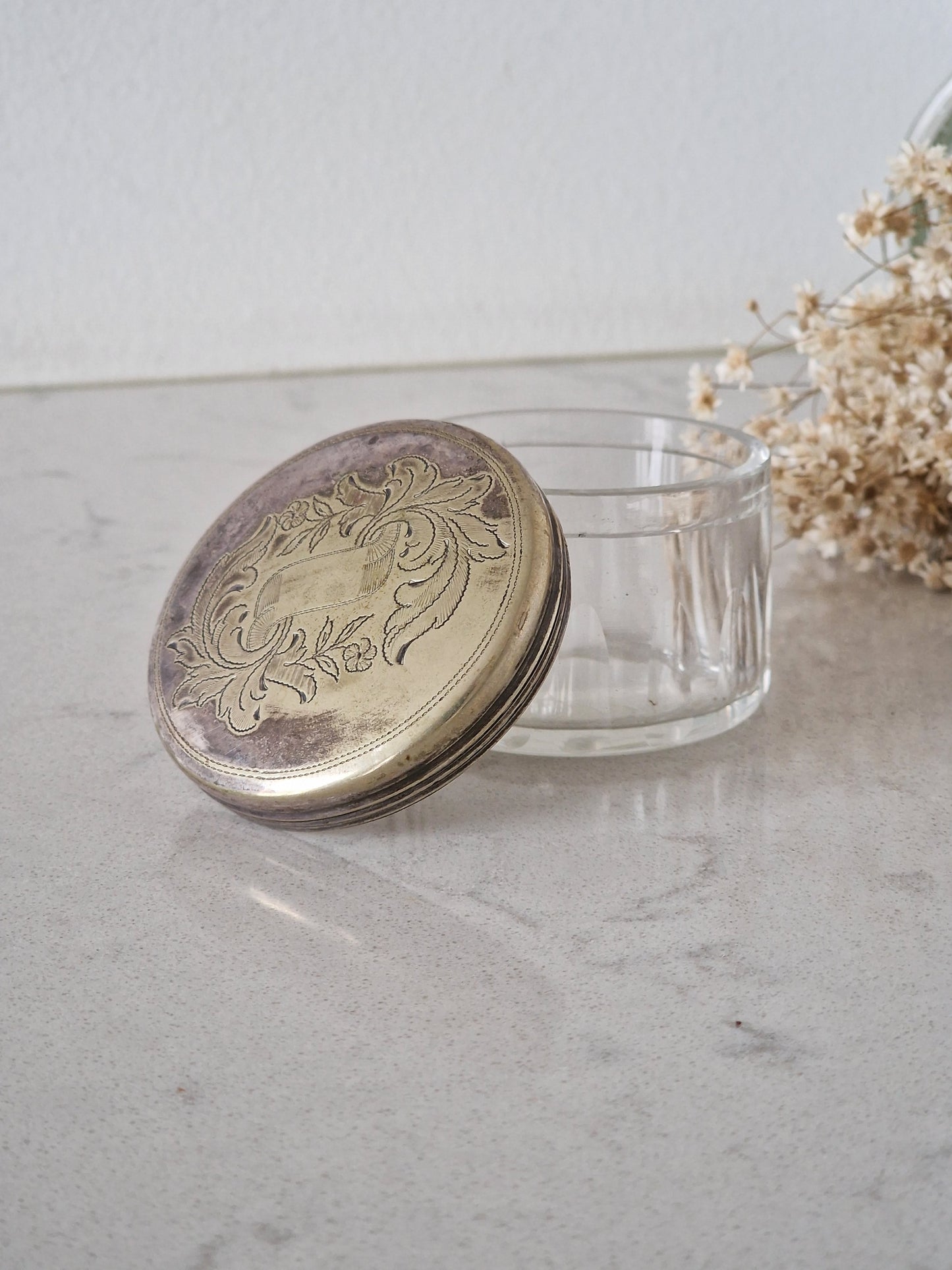 Lasirasia metallikannella