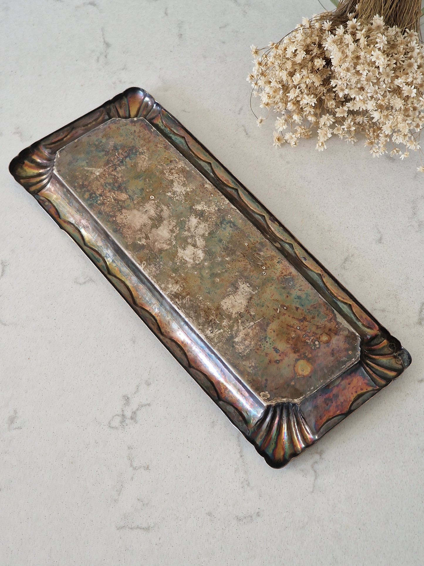 Vanha patinoitunut tarjotin