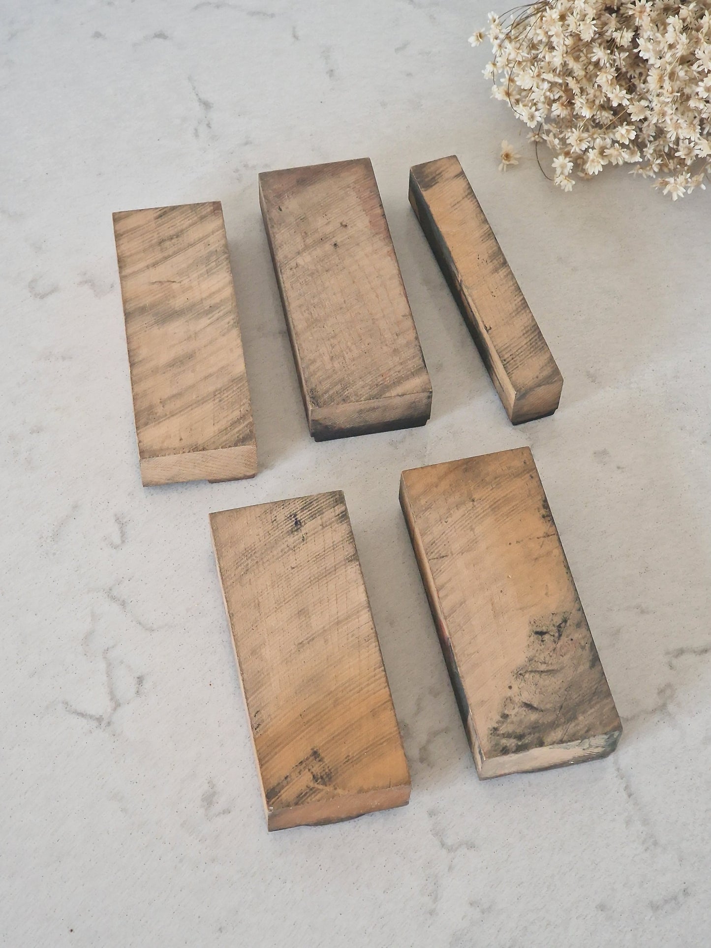 Isoja puukirjakkeita, 5 kpl