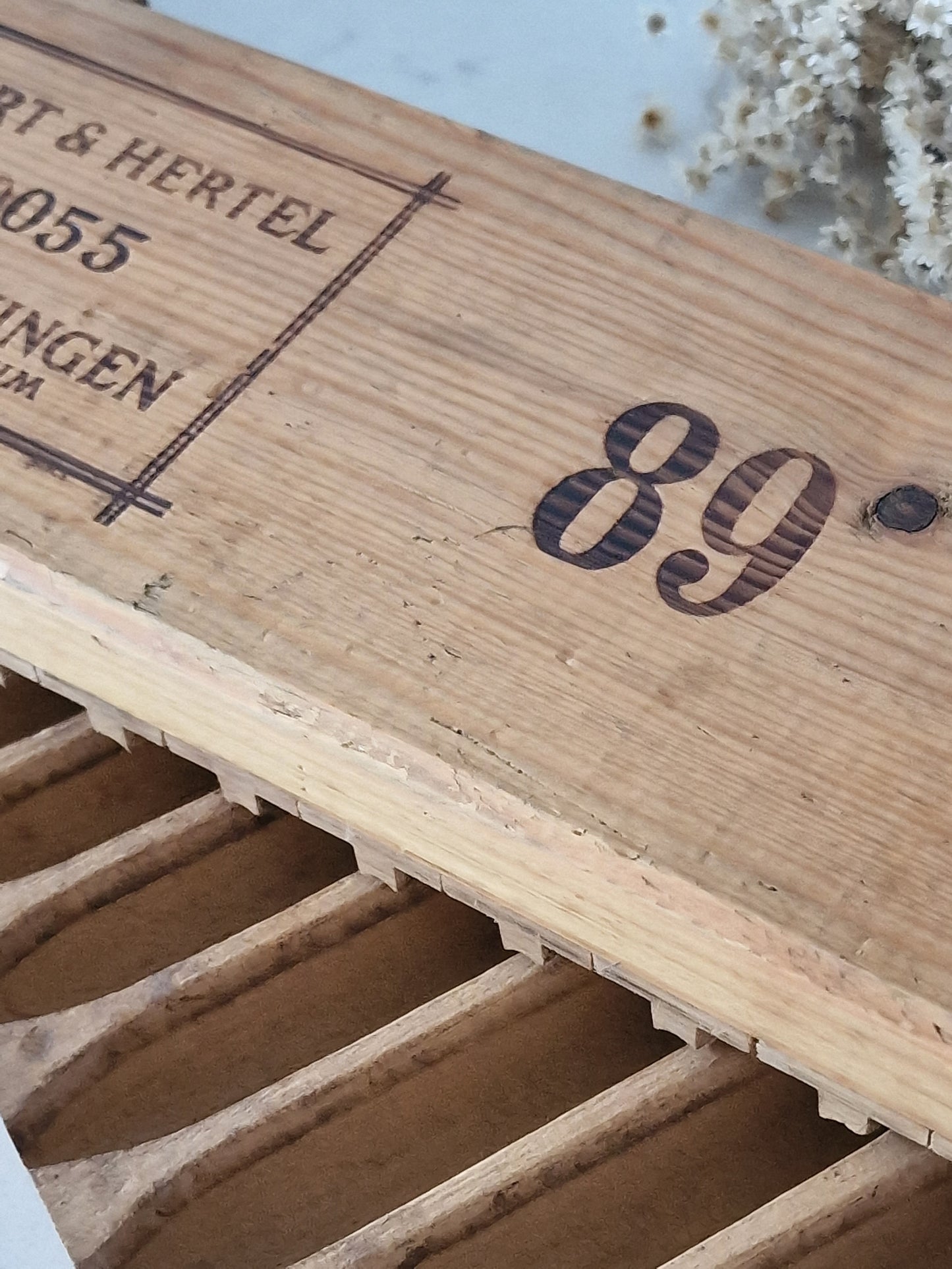 Upea puinen sikariprässi tai sikarilaatikko