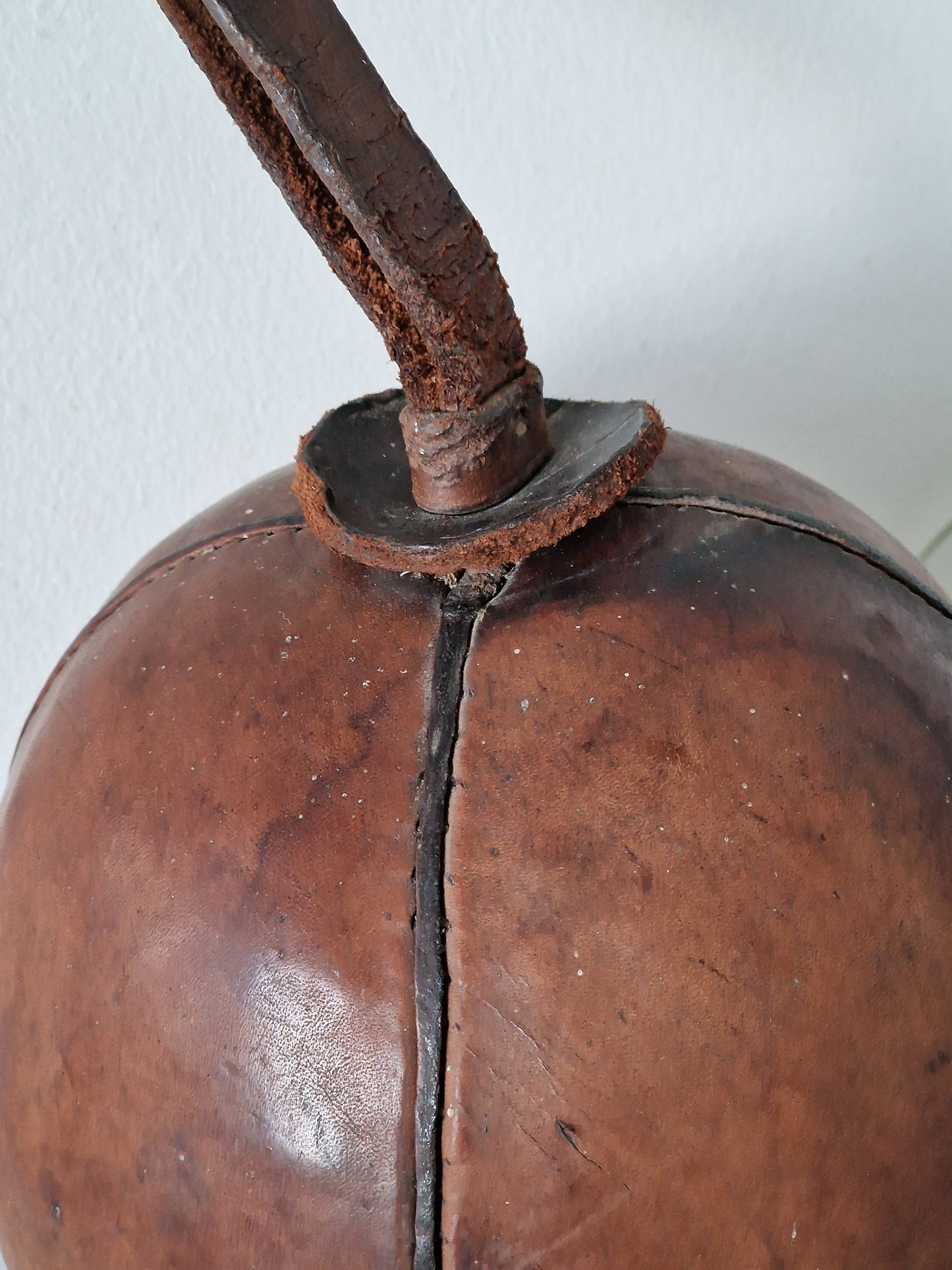 Vintage-kuntopallo nahkaremmilla