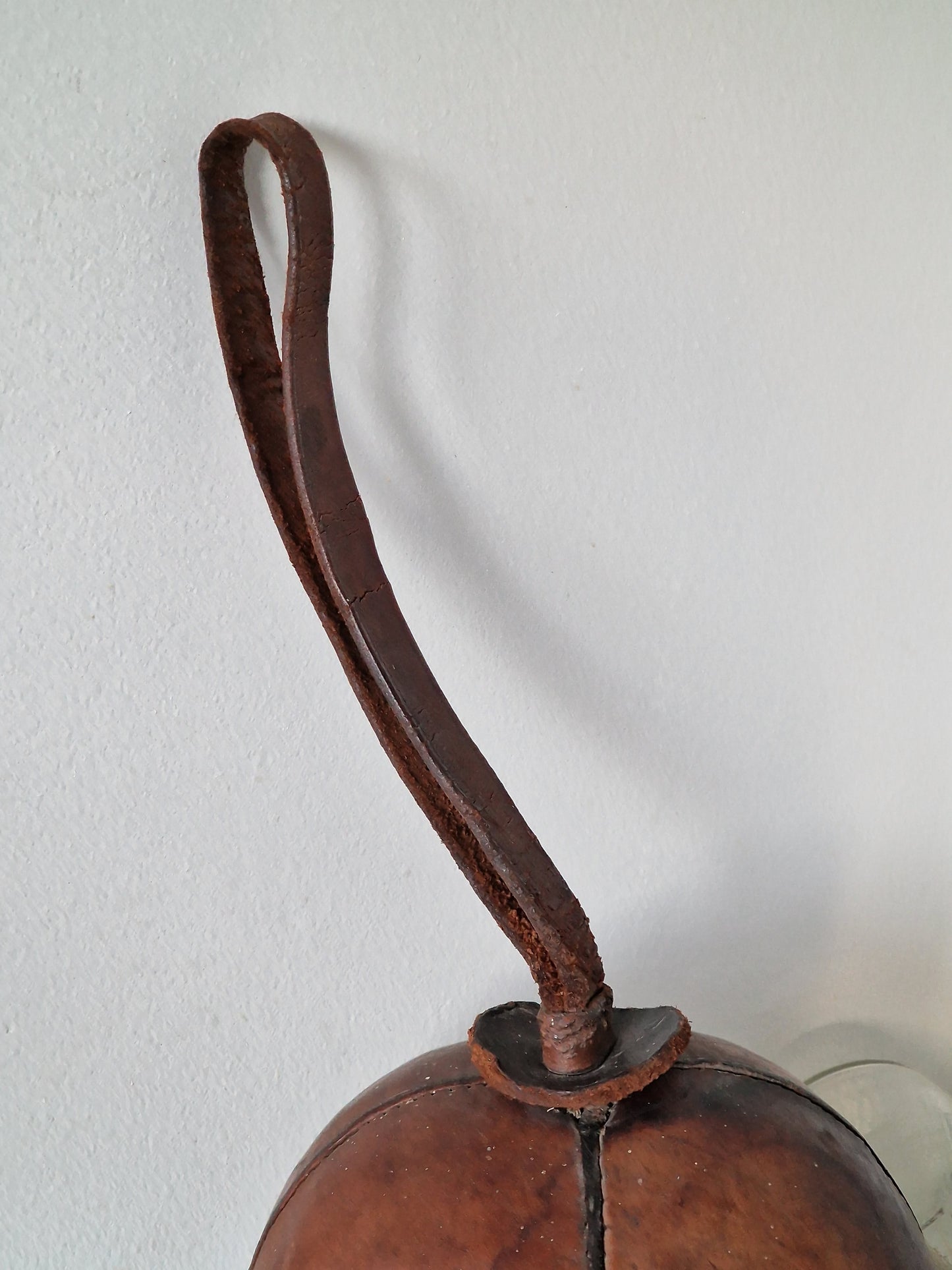 Vintage-kuntopallo nahkaremmilla