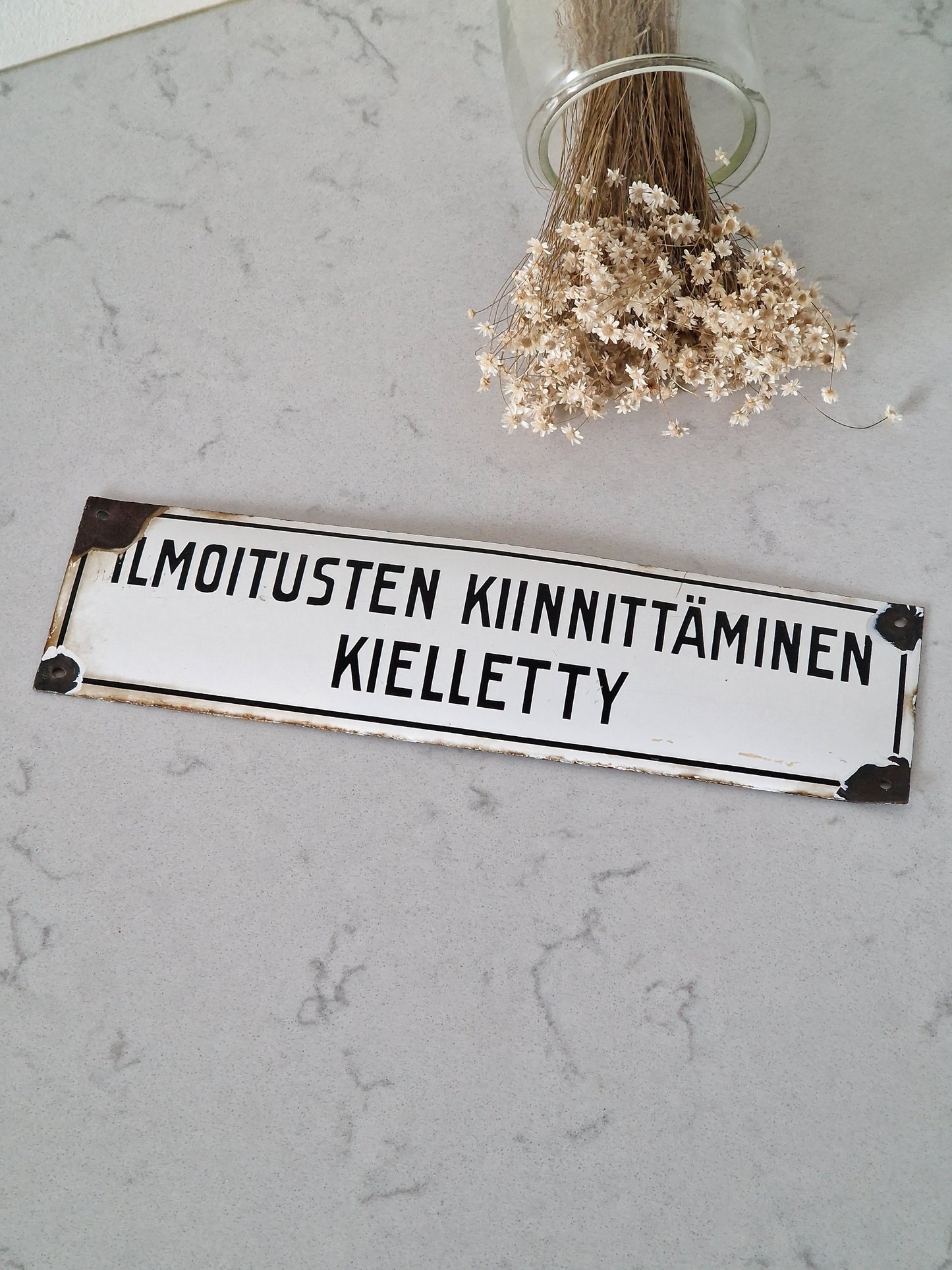 Vanha emalinen kieltokyltti