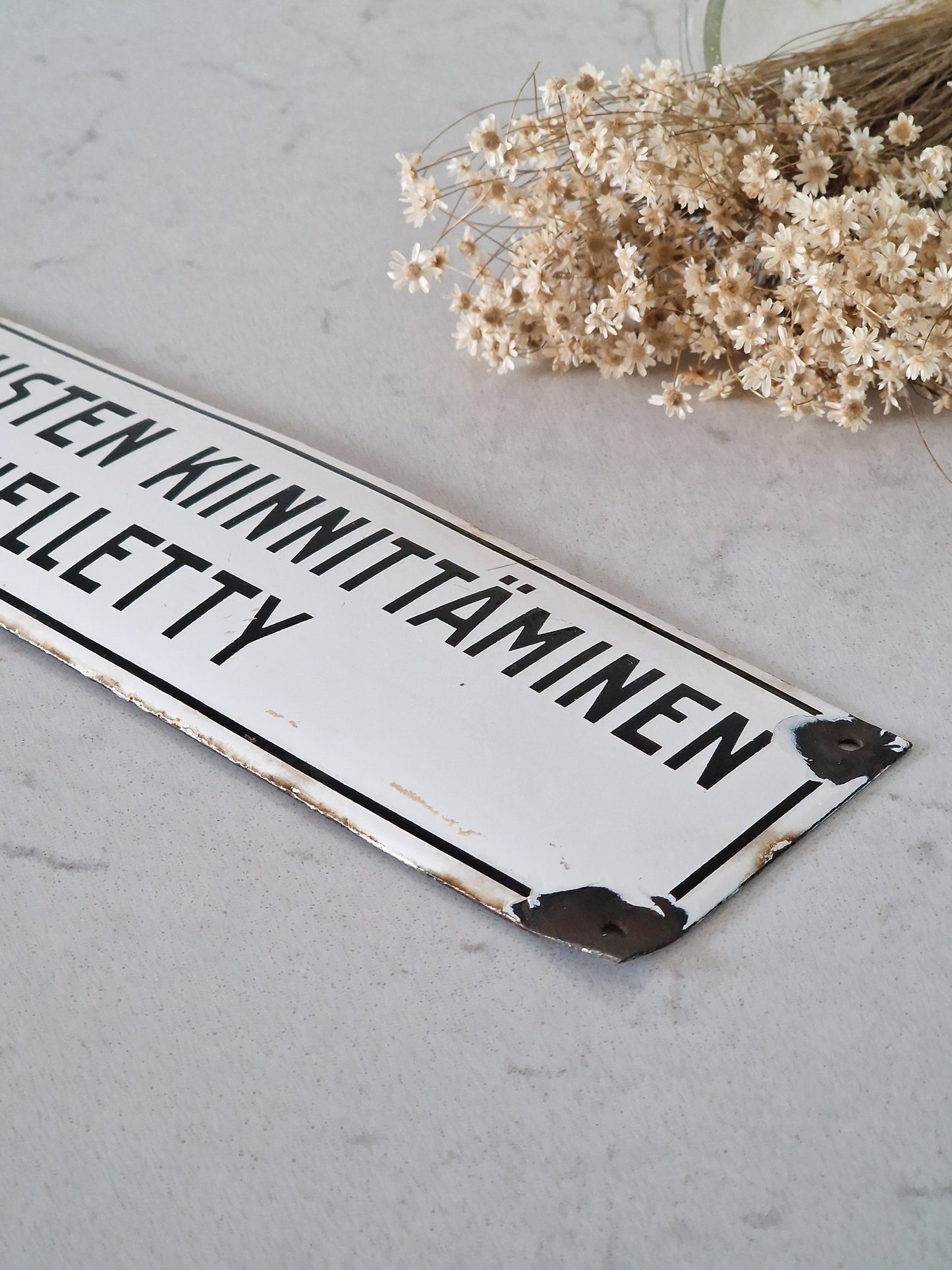 Vanha emalinen kieltokyltti