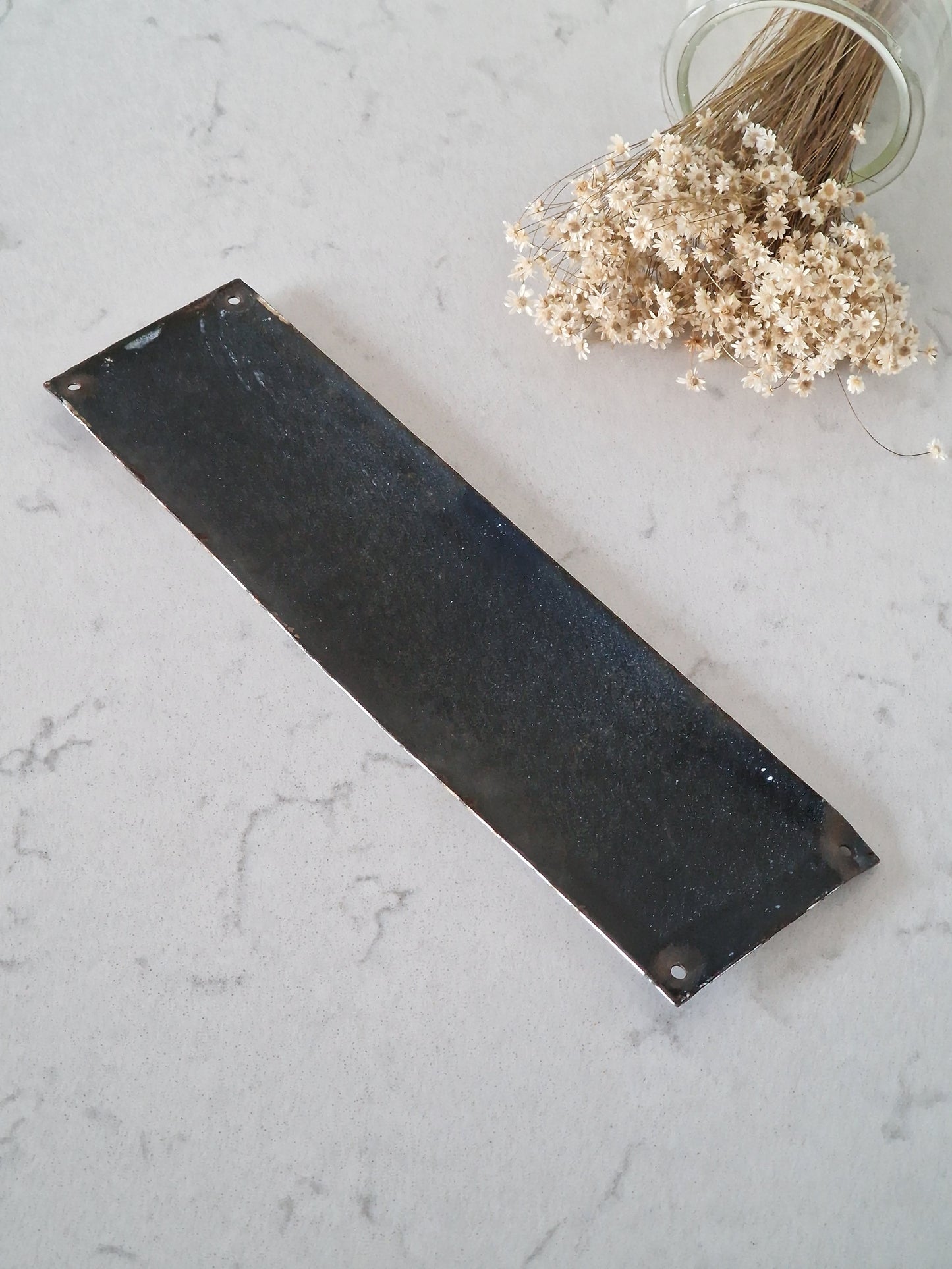 Ilmoitusten kiinnittäminen kielletty - emalikyltti