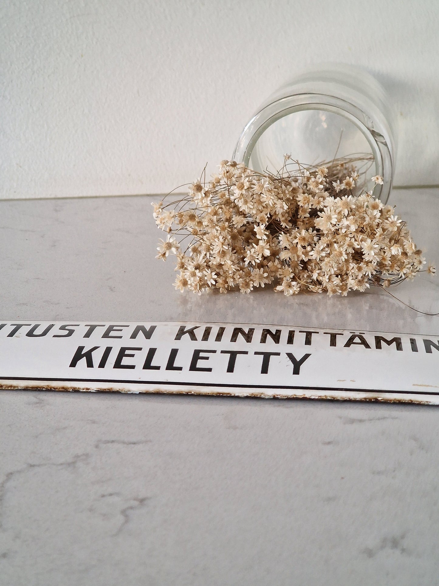 Vanha emalikyltti "ilmoitusten kiinnittäminen kielletty"