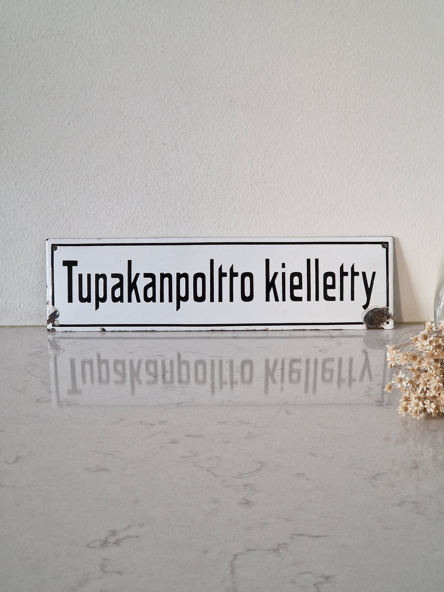 Vanha Tupakanpoltto kielletty -emalikyltti