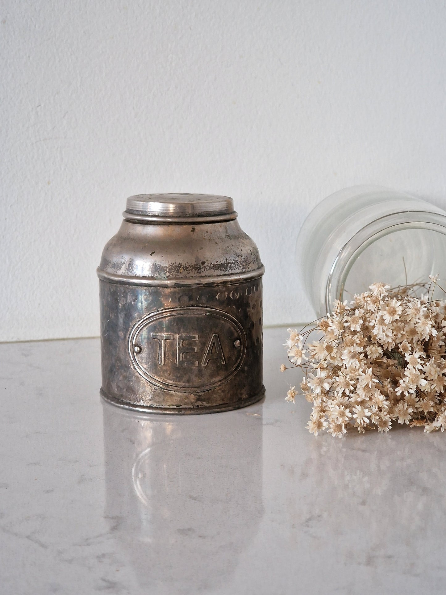 Vanha metallinen teepurkki