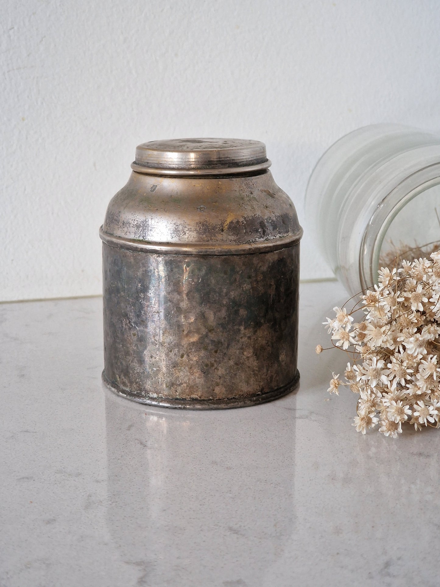 Vanha metallipurkki, tee