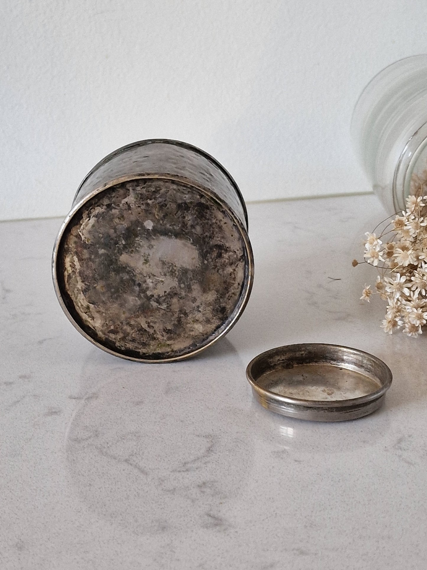 Metallinen teepurkki