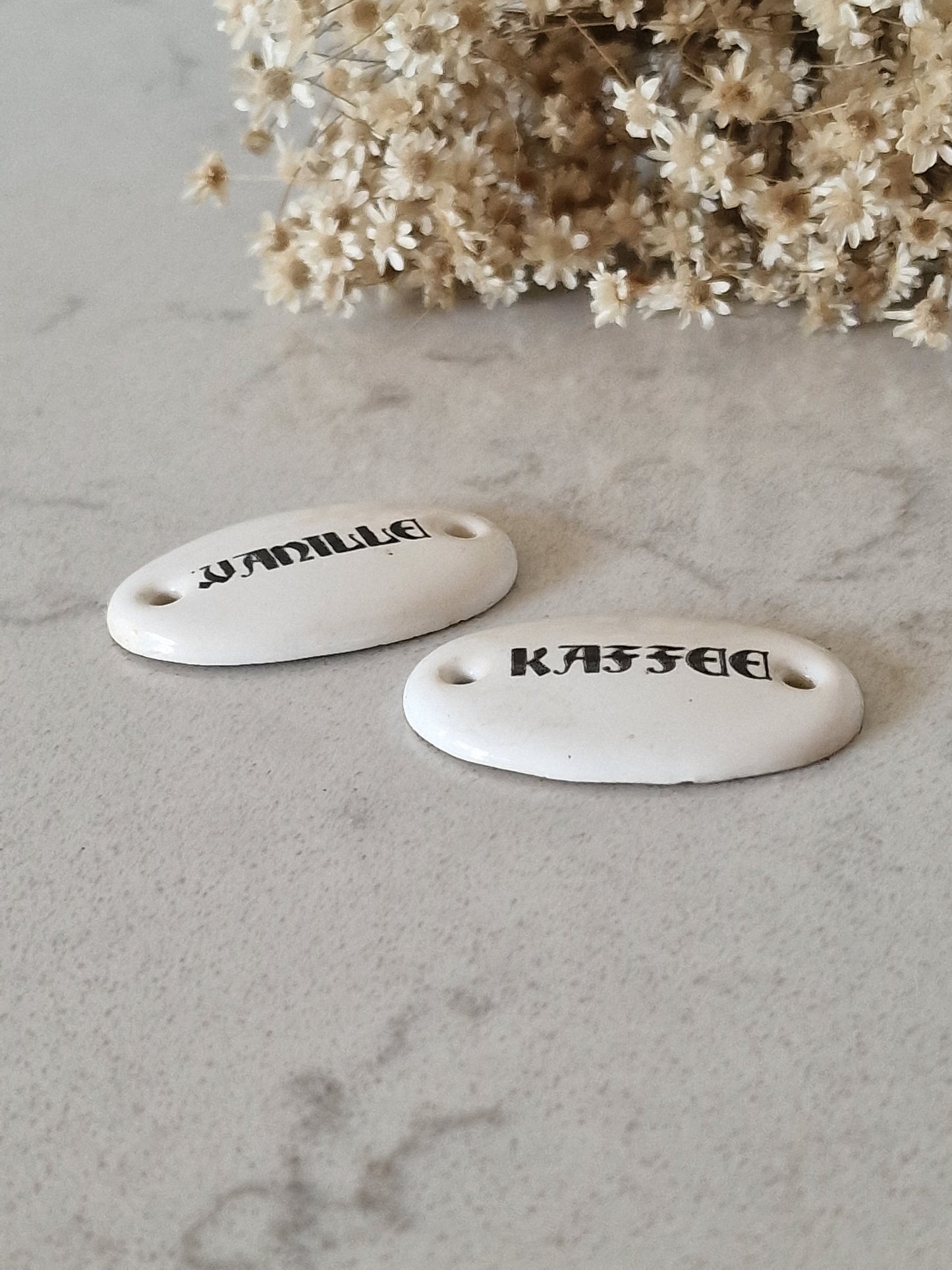 Vanhan posliinikyltit kaffee ja vanille