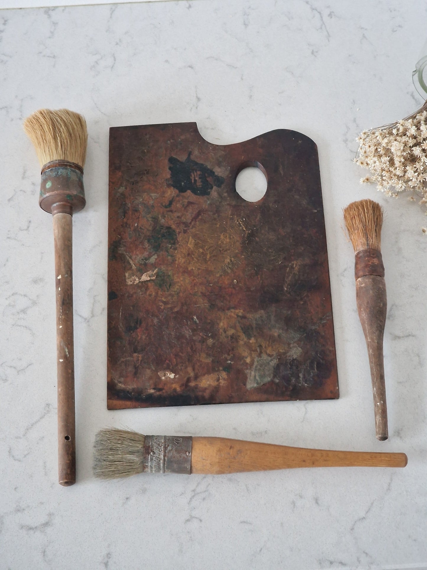 Vanha maalarin paletti ja pensselit