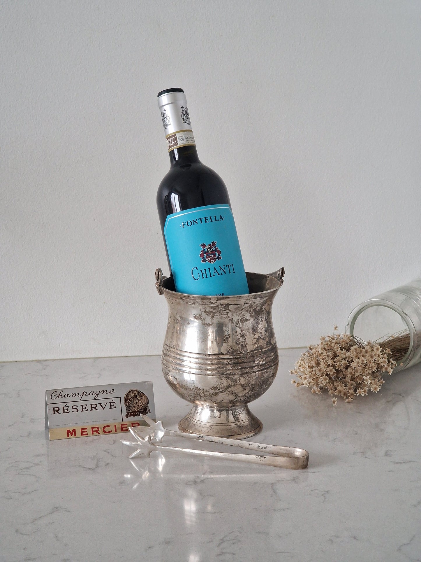 Vanha viinicooler ja kyltti