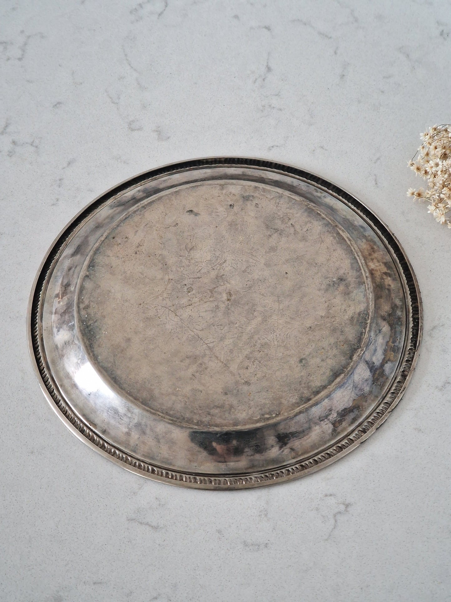 Pyöreä metallitarjotin