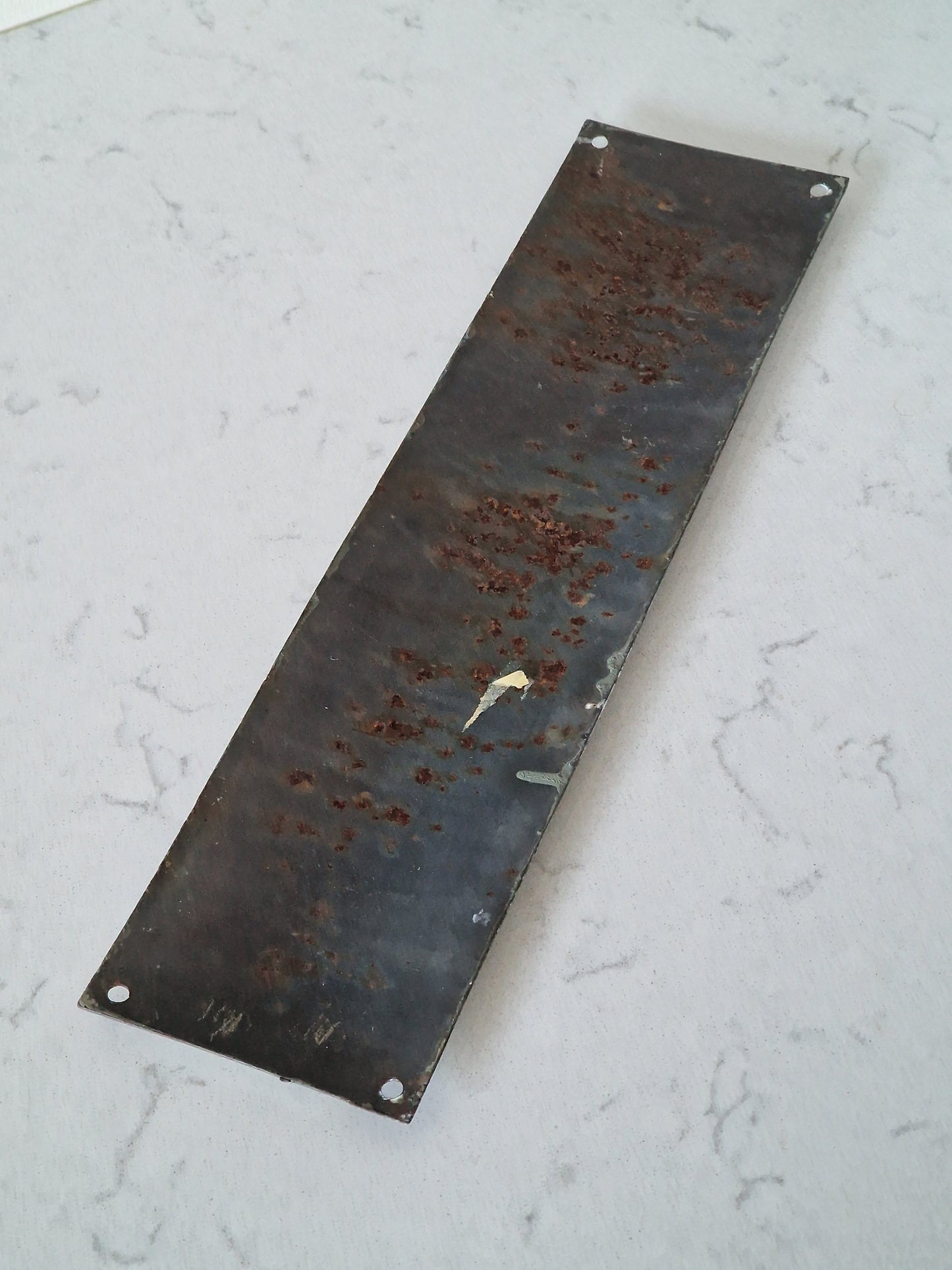 Vanha emalinen kyltti