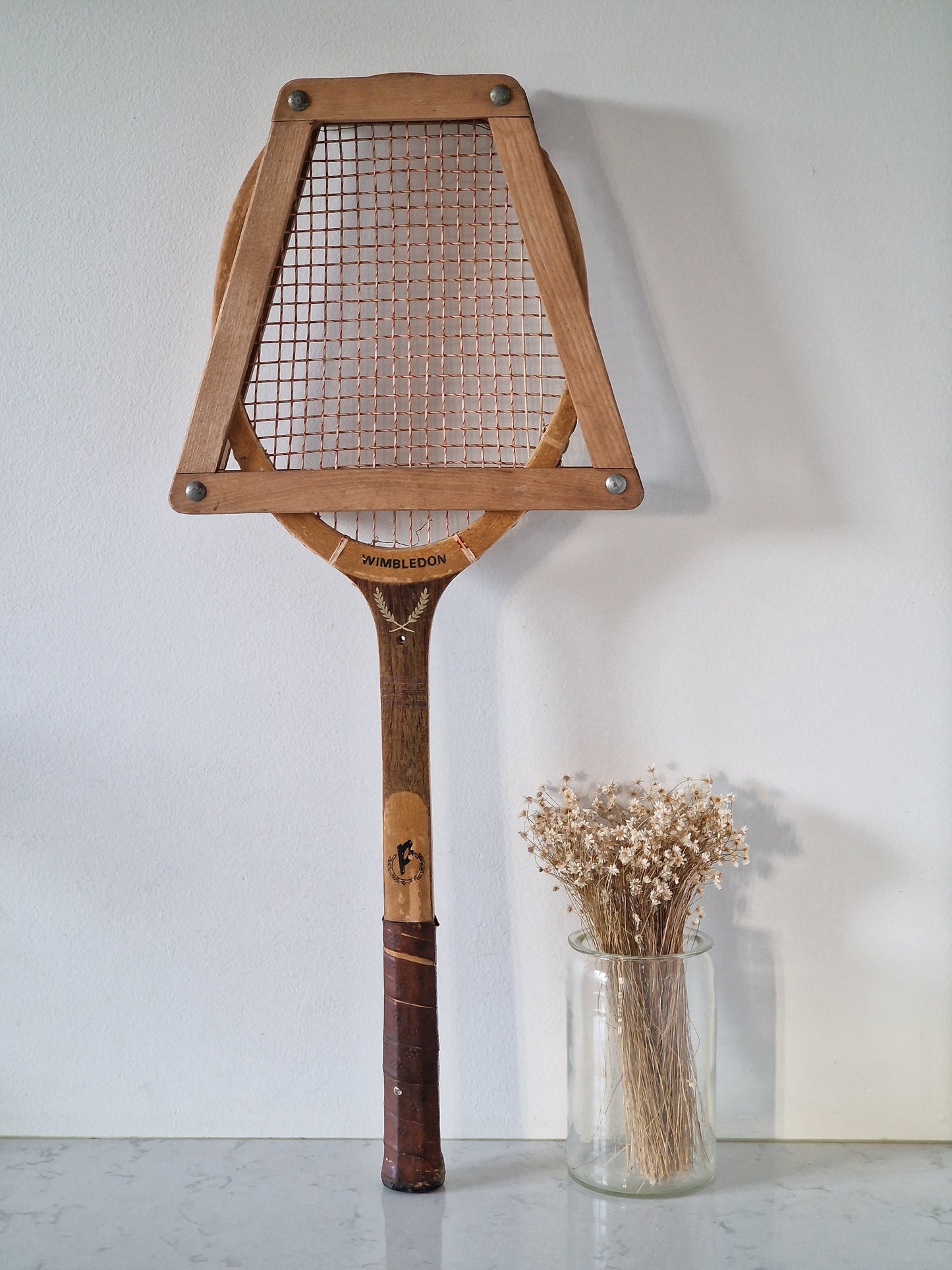 Vanha tennismaila sisustuksessa