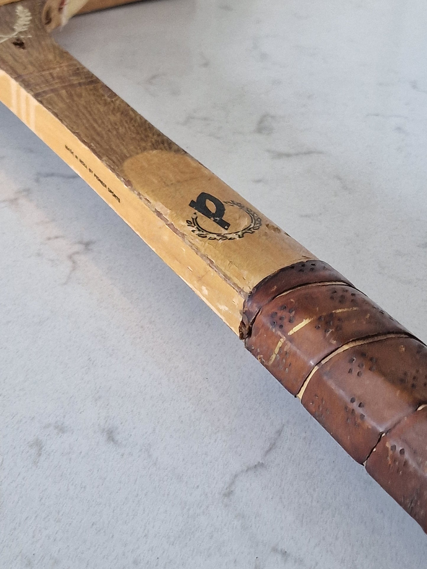 Vanha tennismaila sisustuksessa