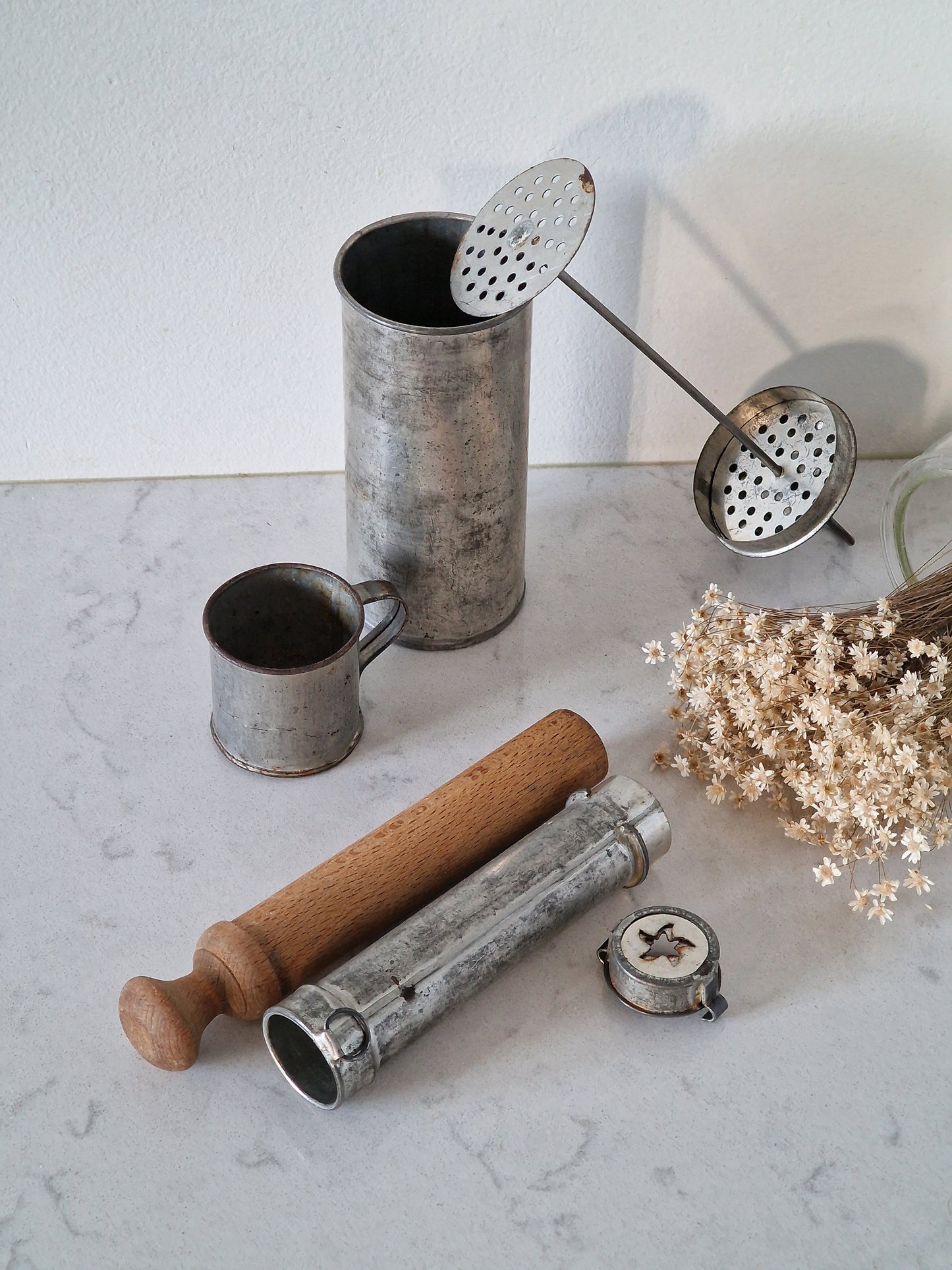 Setti vanhoja keittiöesineitä