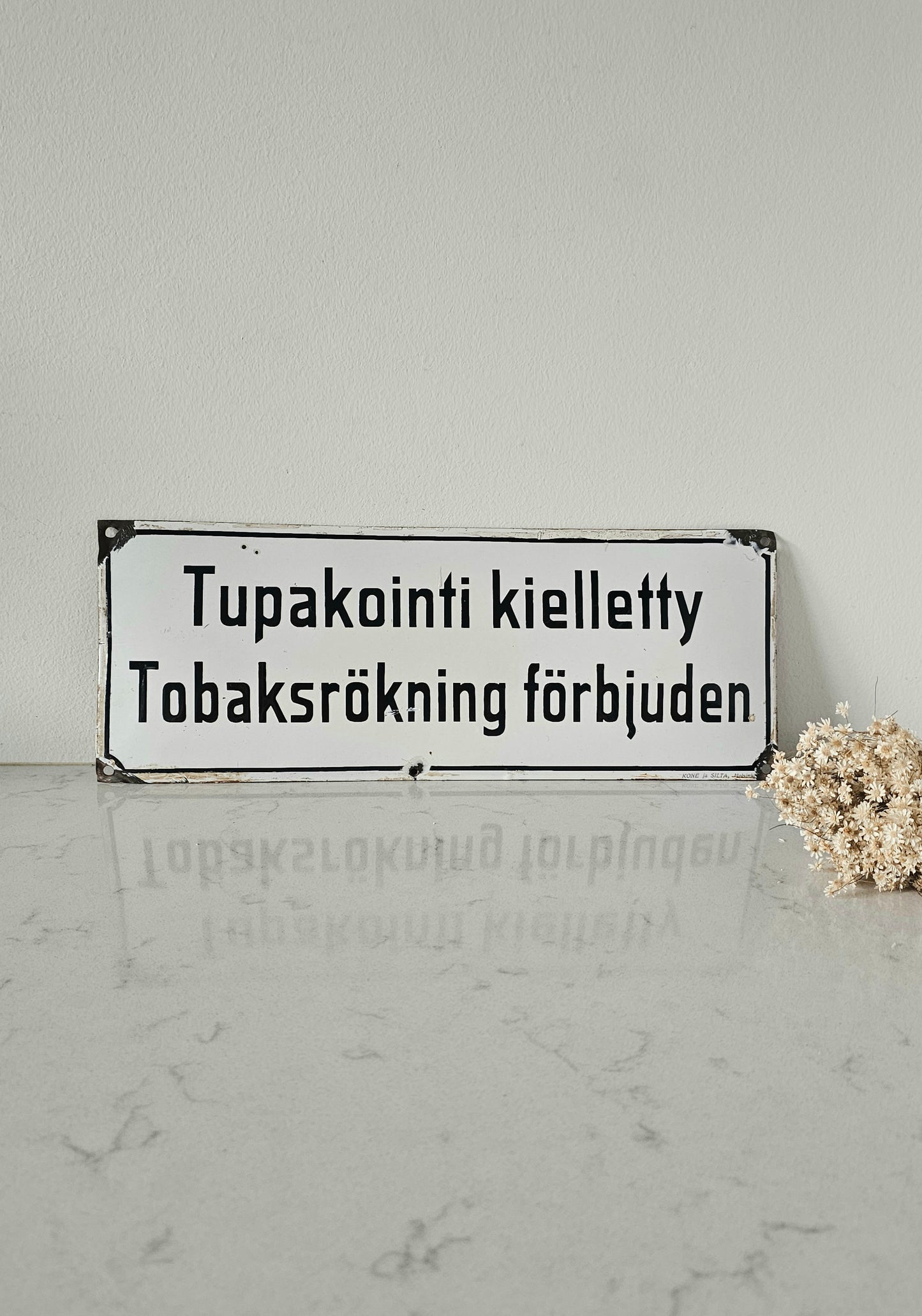 Vanha emalinen kyltti