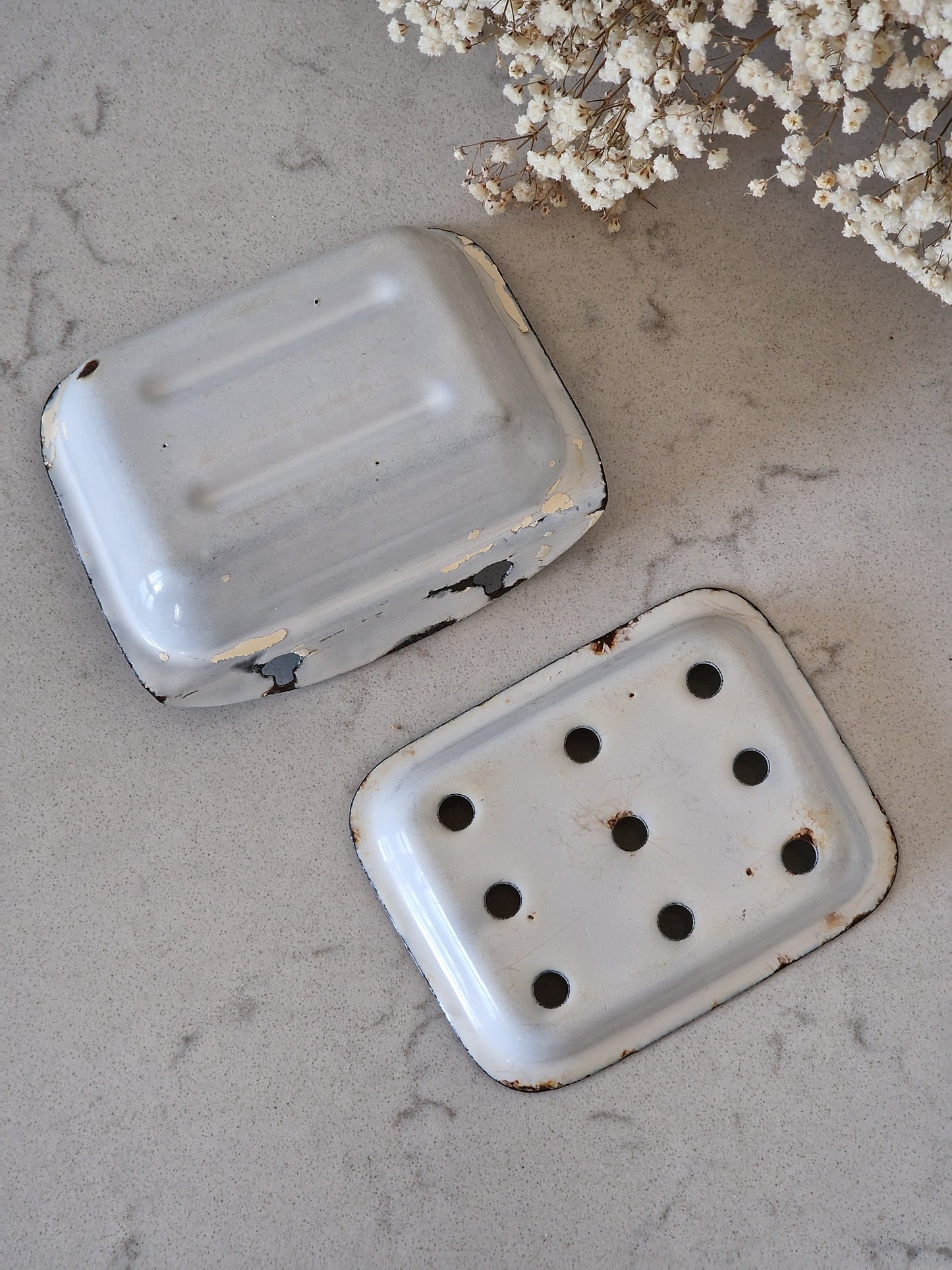 Vanha emaloitu saippuateline