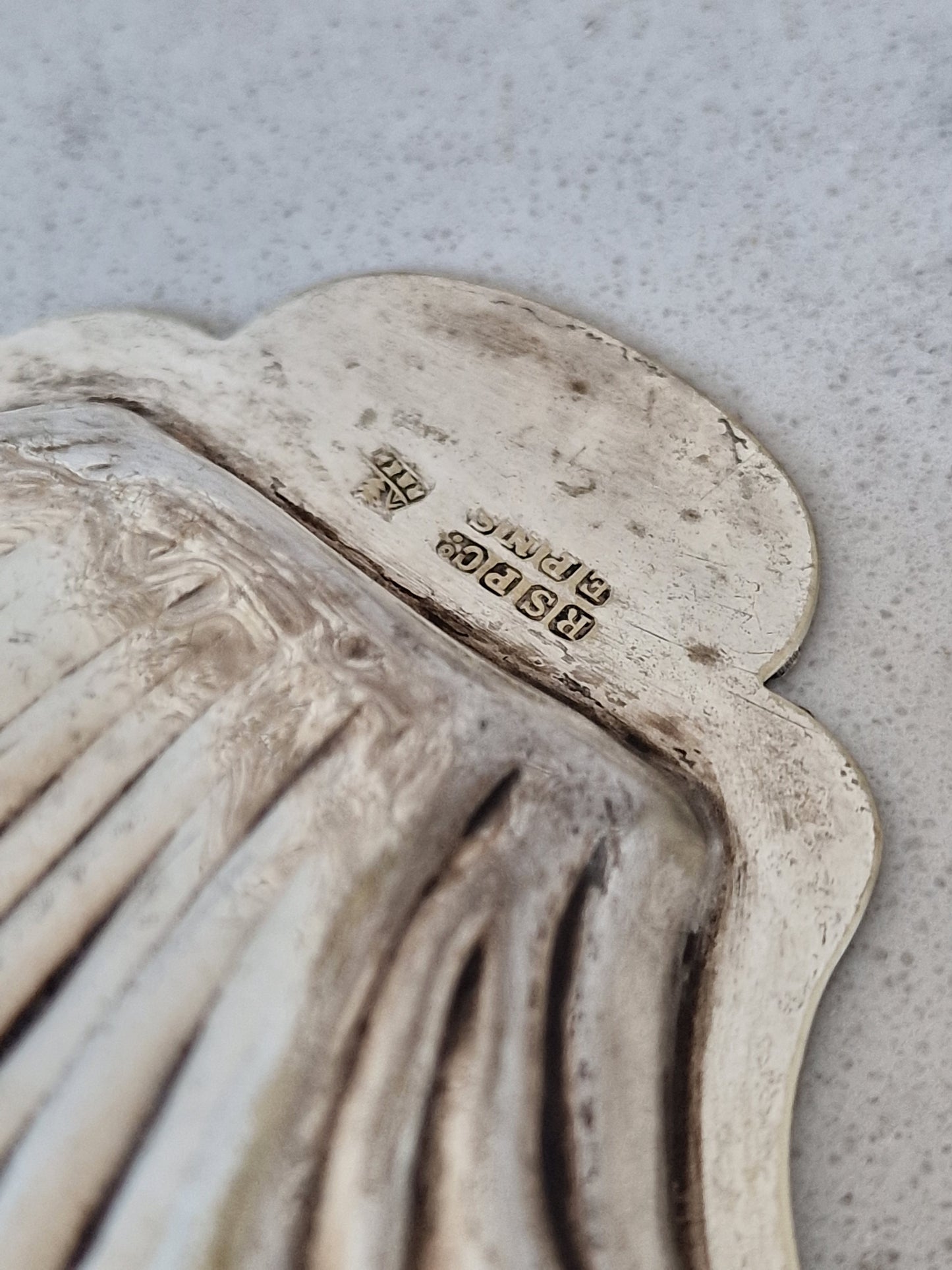 Simpukka-astia lasilla