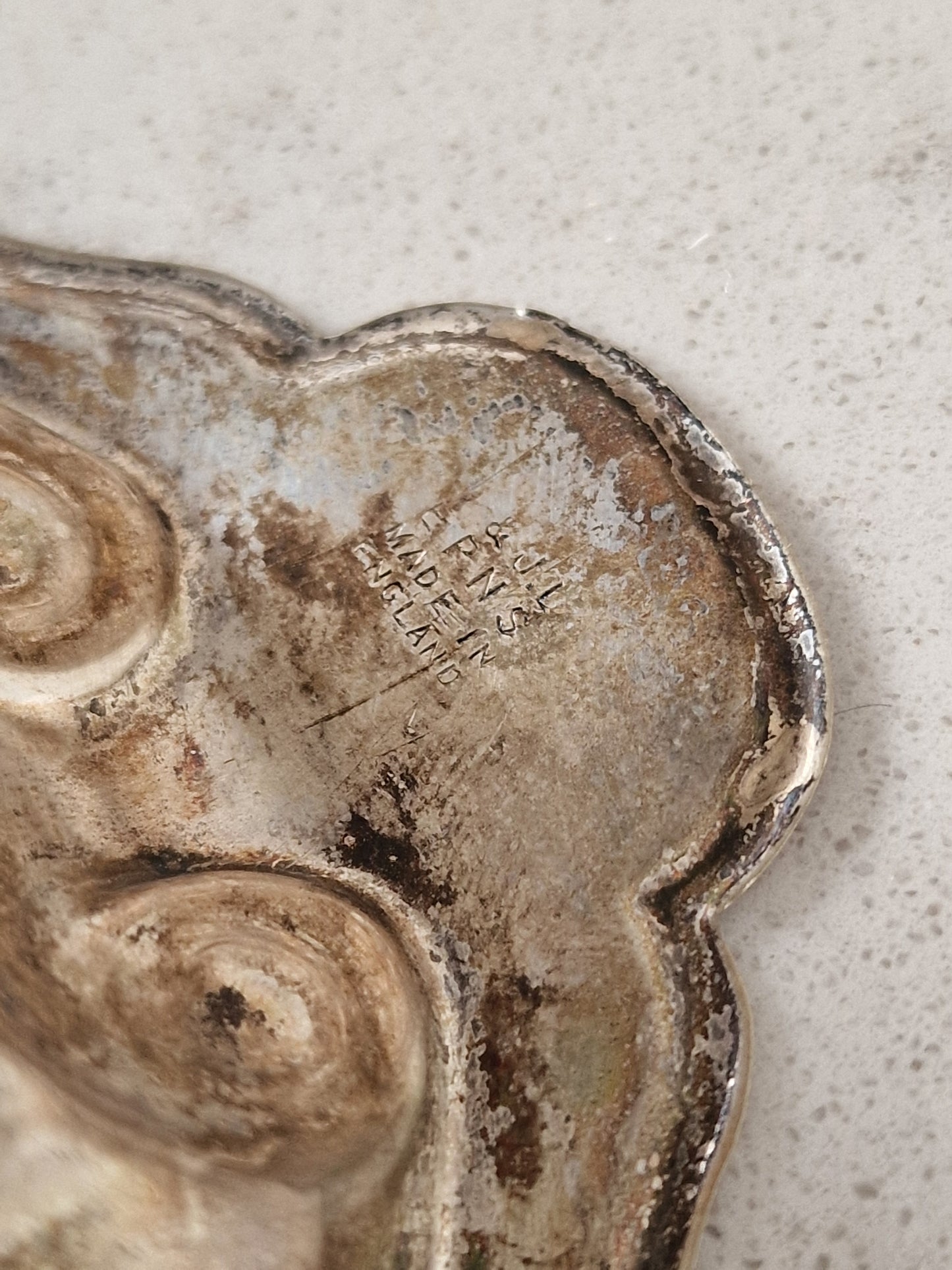 Metallinen simpukka-astia