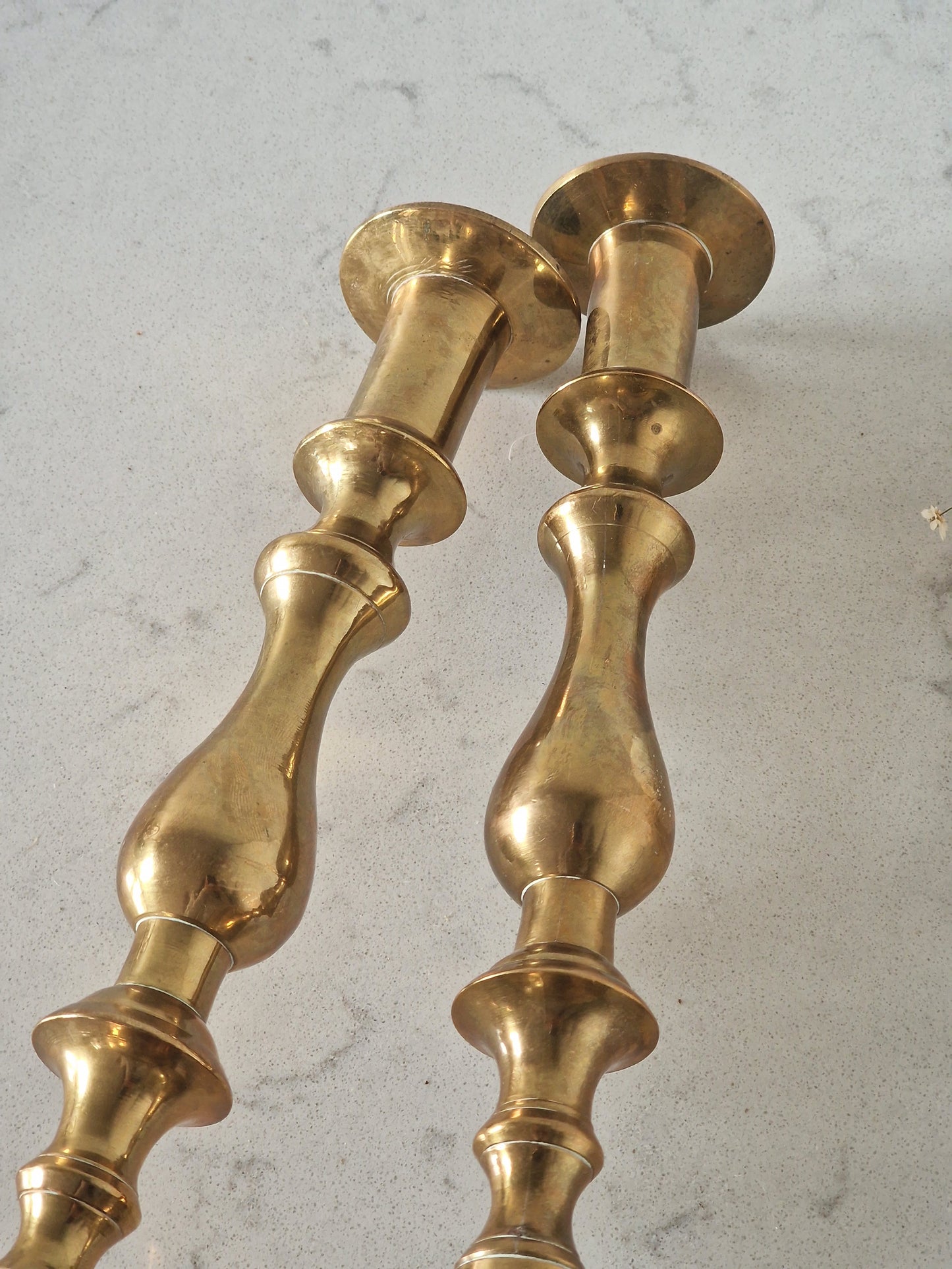 Vanhat messinkiset kynttilänjalat