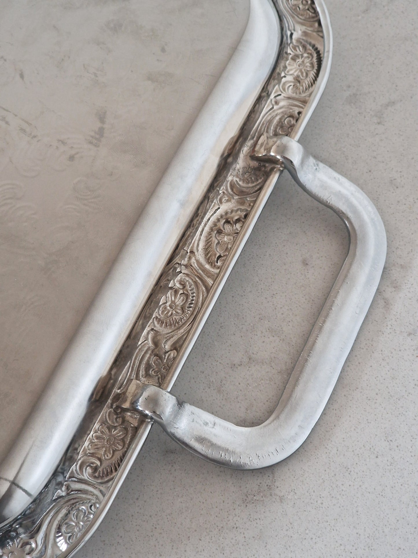 Metallitarjotin kahvoilla