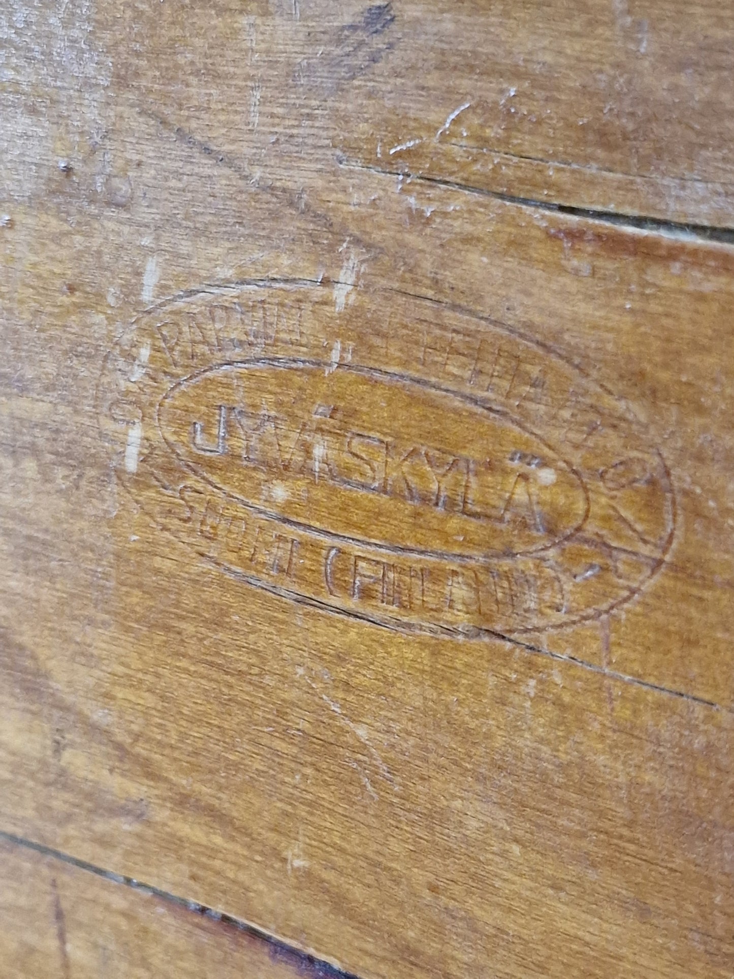 Vanerinen matkalaukku