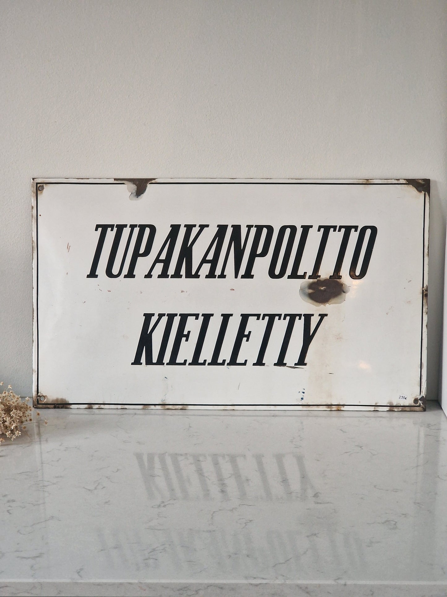 Tupakanpoltto kielletty emalikyltti