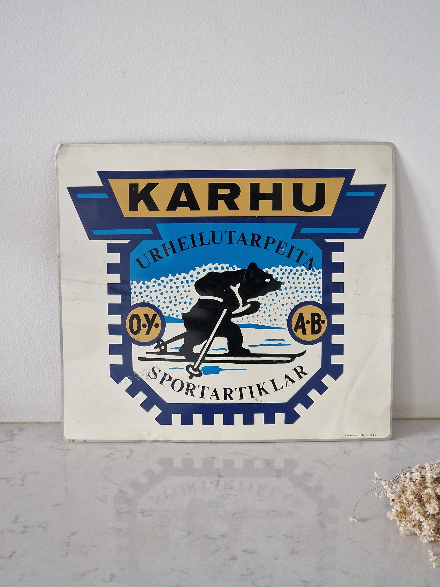 Karhu Urheilutarpeita-kyltti 1960-luku