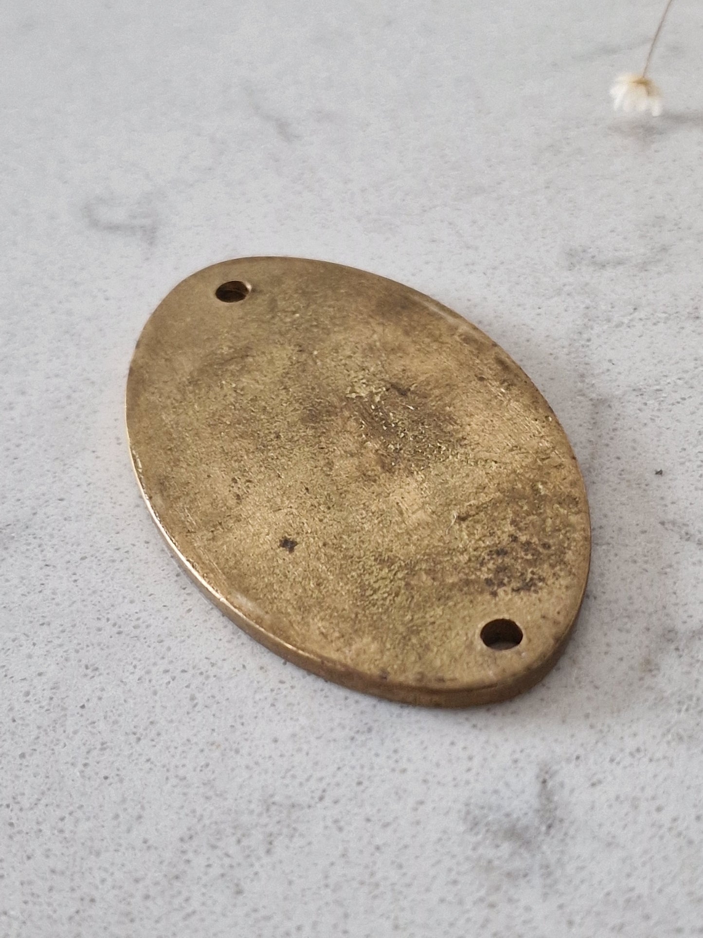 Miehille messinkikyltti