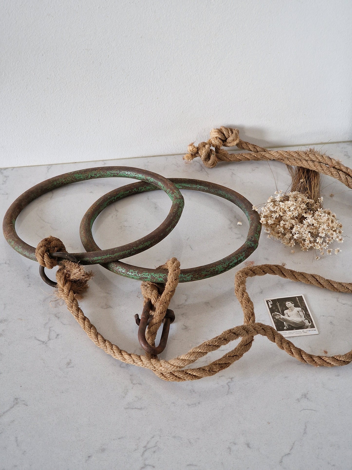 Isot metallirenkaat narulla