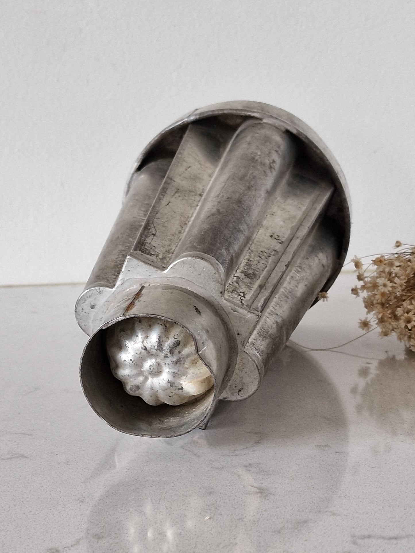 Vanha metallinen muotti