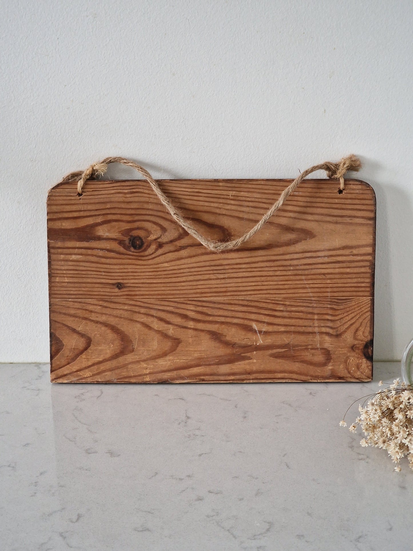 Tupakan poltto kielletty -emalikyltti