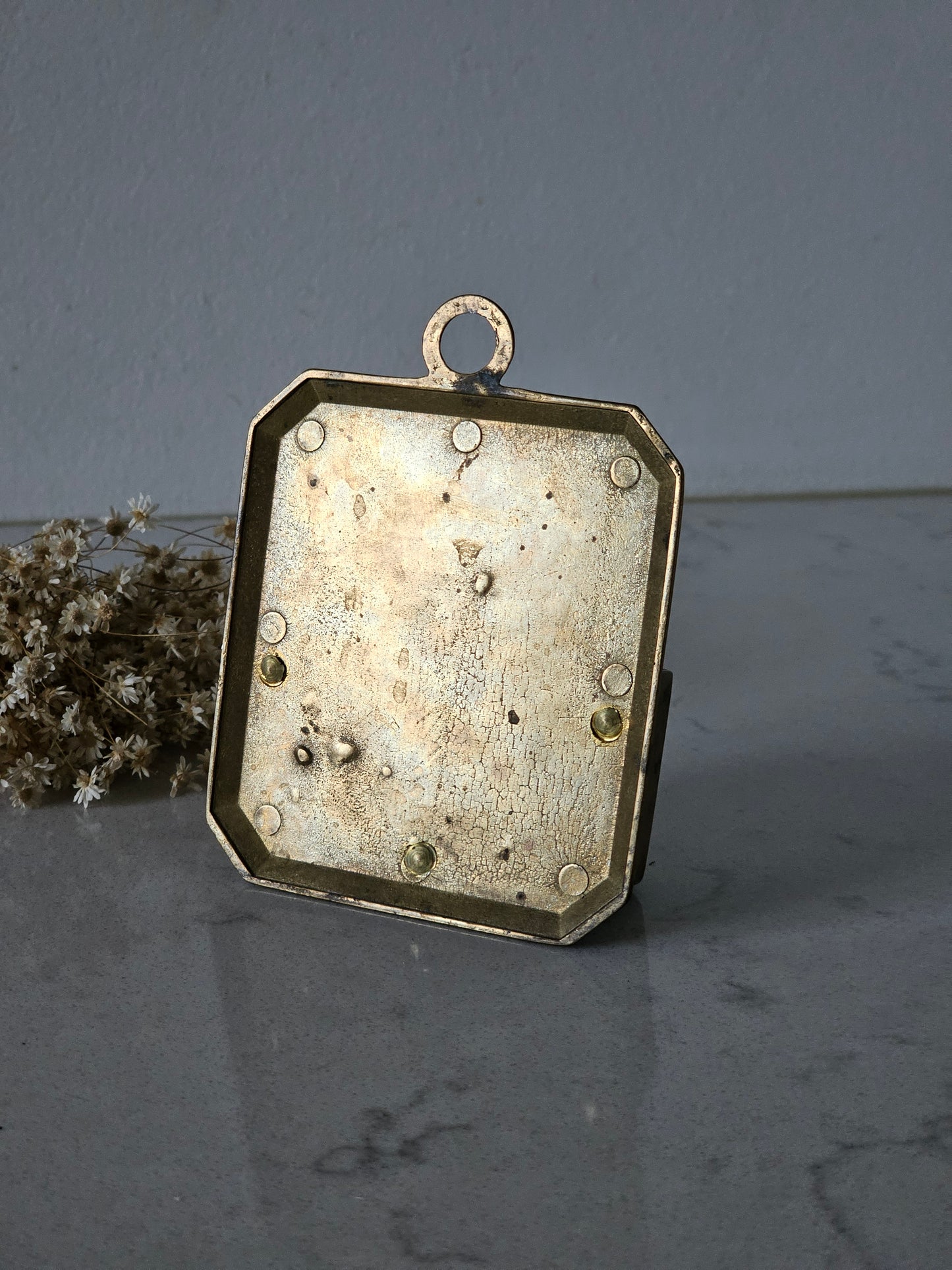 Vanha messinginvärinen tuhkakuppi