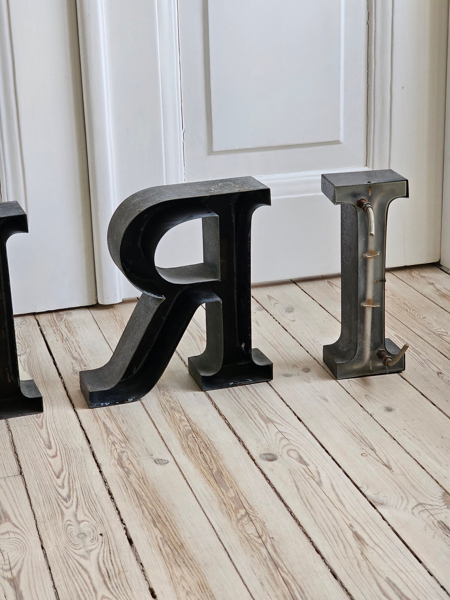 vintage neon valokirjaimet