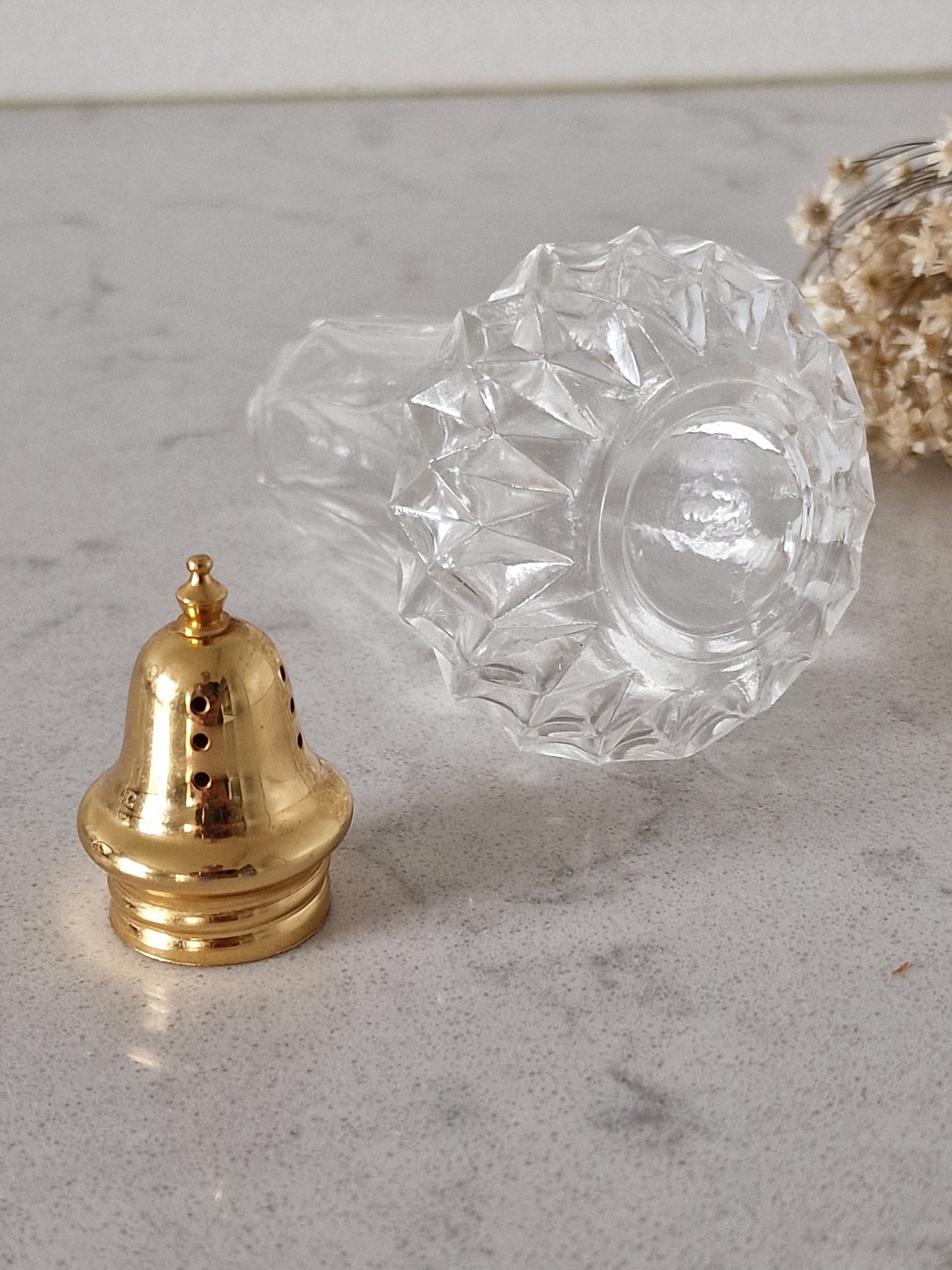 Lasinen vintage sirotin